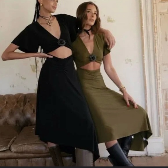 NWT WeWoreWhat Black Asymmetrical Cutout Dress Short Sleeve Flower Pin Size L - Picture 10 of 10